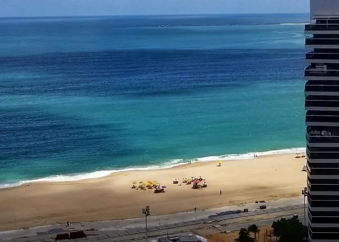 Beira mar Meireles a um passo do mar